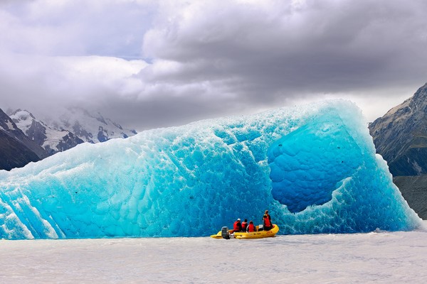 Glacier Explorers iceberg cruising � basal ice calving 4 Feb 2009